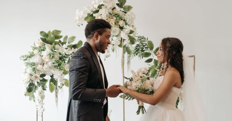 Groom called bride the wrong name at the altar. Everyone laughed — until she revealed whose name it was